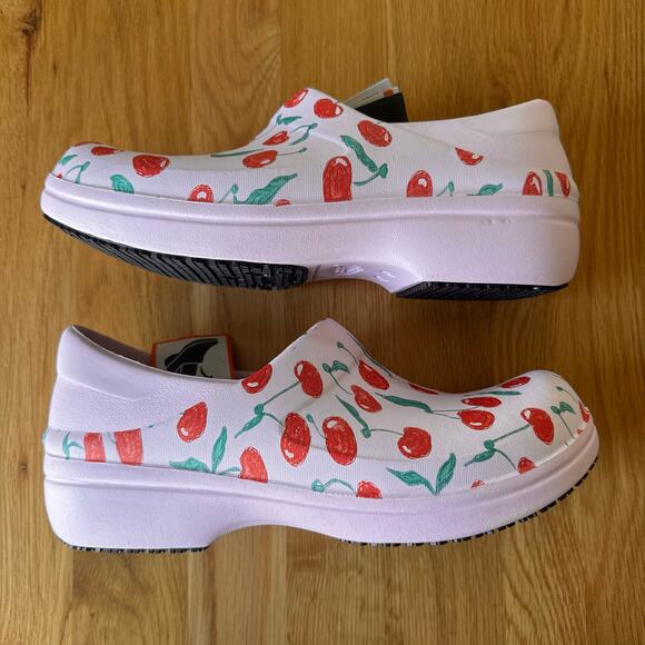 NWT Crocs Neria Pro II LiteRide Graphic Work Clog Pink Milk Cherries Size 10 - Picture 4 of 12